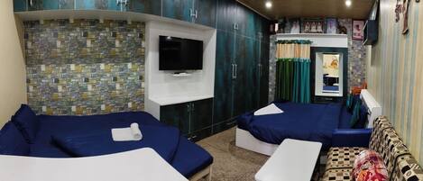 6 bedrooms, desk, WiFi, bed sheets