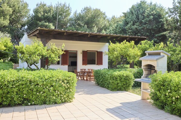 Outdoor dining - Olive Tree Villa (Puglia)