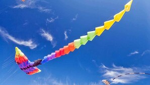 Een kleurrijke lantaarn met een regenboogpatroon in de lucht.