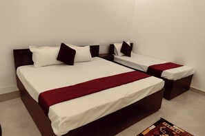 Escritorio, espacio para trabajar con laptop y wifi gratis 