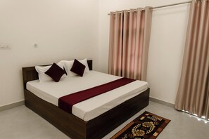 Family Room | Desk, laptop workspace, free WiFi