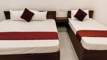 Family Room | Desk, laptop workspace, free WiFi