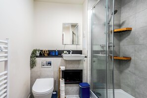 Shower, hair dryer, towels - Apartment in Wembley (Wembley)