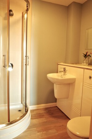 Douche, sĂšche-cheveux, serviettes fournies, savon