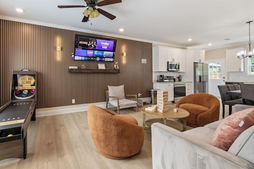 Modern House in Great Location with GAME ROOM!