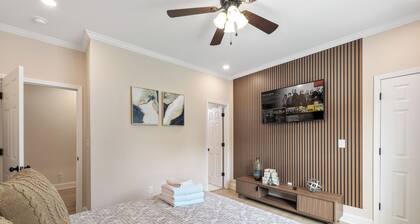 Modern, Stylish House, close to the Airport, Uptown, Carowinds, with Game Room!