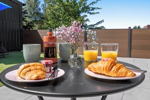 Outdoor dining - The Wren (Abergavenny)