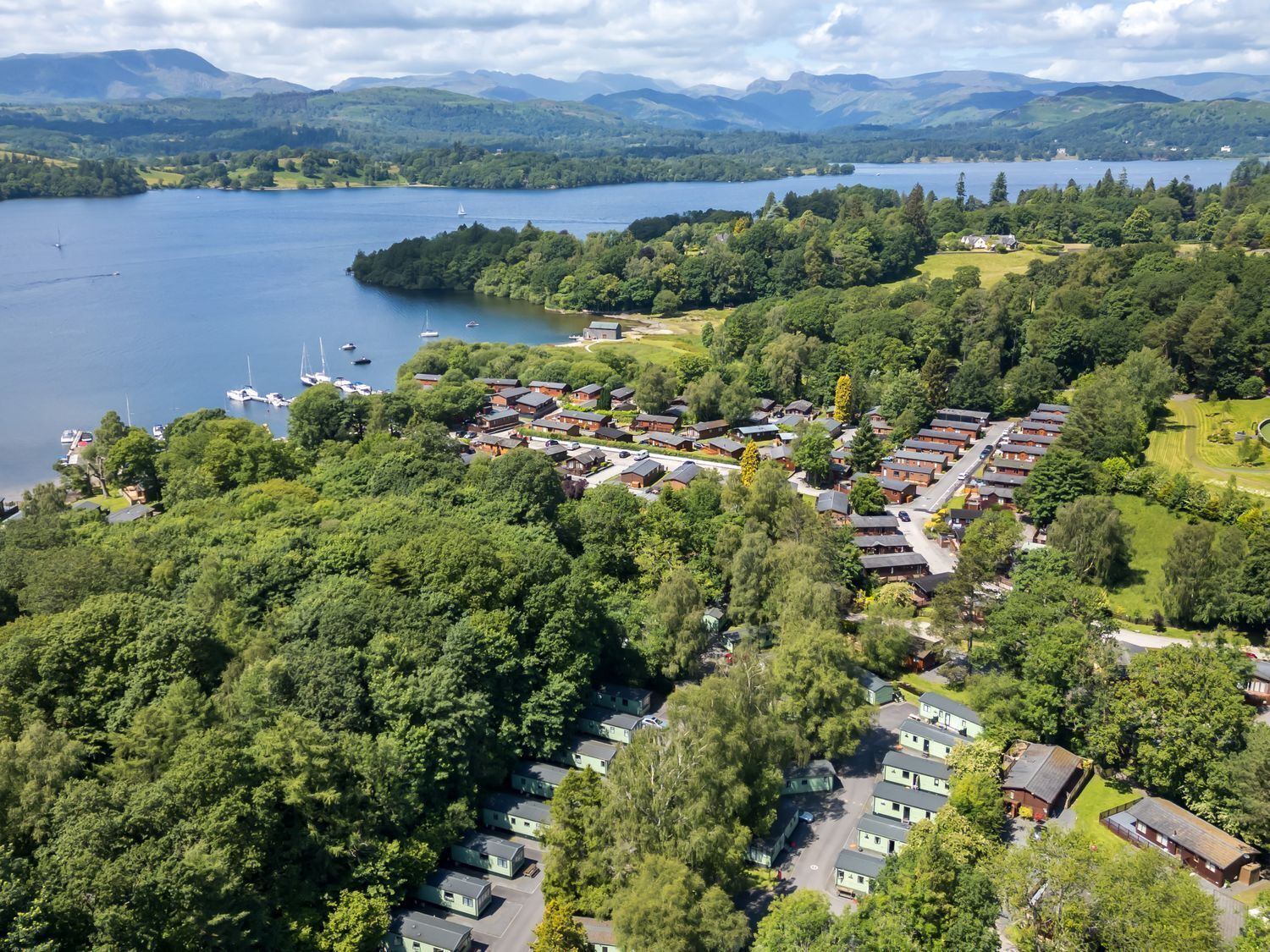Una zona residencial junto al lago con varias casas y un puerto deportivo.