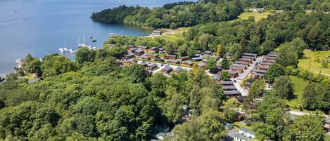 Una zona residencial junto al lago con varias casas y un puerto deportivo.