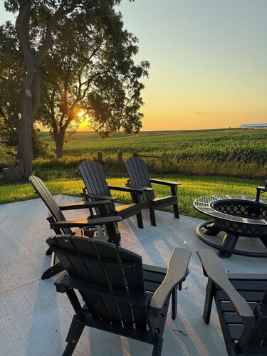 Hot Tub 2-bedroom 2 full bath all comforts of home in Galena countryside