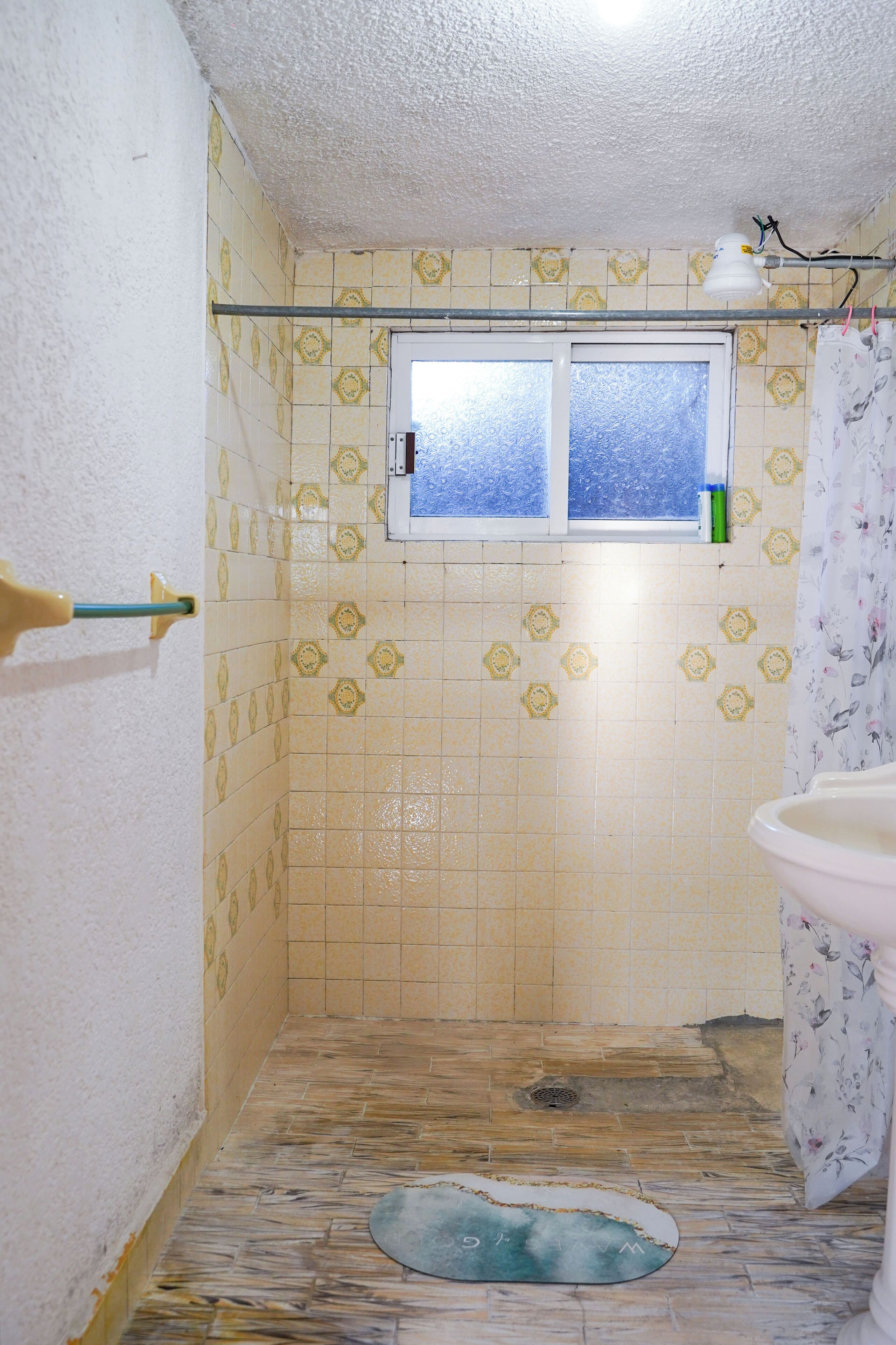 Haartrockner, Handtücher, Seife, Toilettenpapier