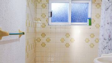 Haartrockner, Handtücher, Seife, Toilettenpapier