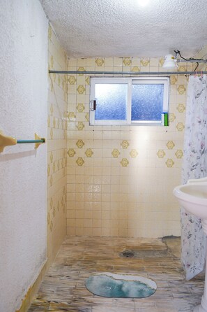 Haartrockner, Handtücher, Seife, Toilettenpapier