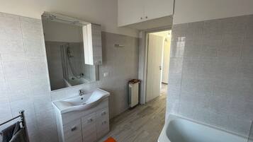 Dusche, Haartrockner, Bidet, Handtücher