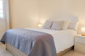 2 bedrooms, iron/ironing board, free WiFi, bed sheets - Bright flat with swimming pool and parking (Playa del Ingles)