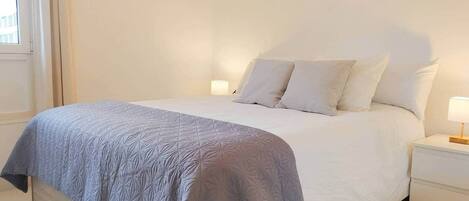 2 slaapkamers, een strijkplank/strijkijzer, gratis wifi, beddengoed
