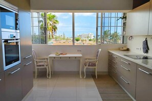 Jääkaappi, mikroaaltouuni, uuni, liesi