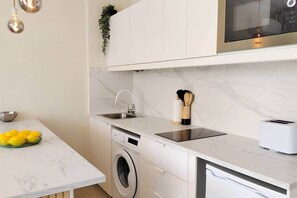 Kühlschrank, Mikrowelle, Ofen, Herdplatte