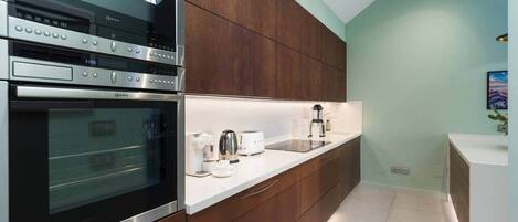 冷蔵庫、電子レンジ、オーブン、コンロ