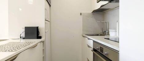 Køleskab, mikrobølgeovn, ovn, kogeplade