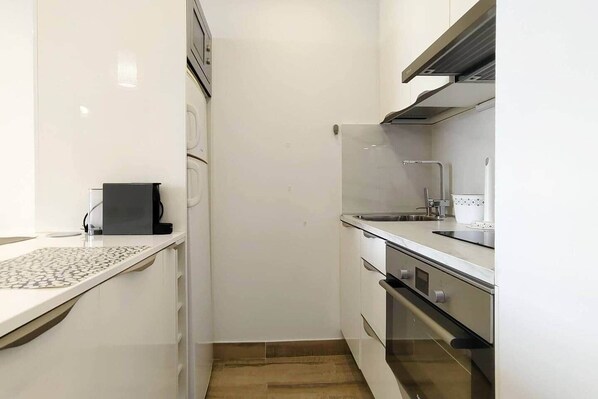 Køleskab, mikrobølgeovn, ovn, kogeplade