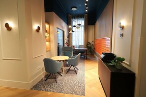 Siddeområde i lobbyen