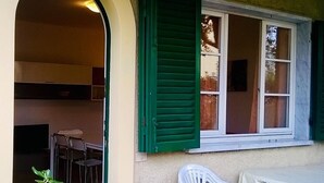 Une pièce avec une fenêtre, une table et une chaise.