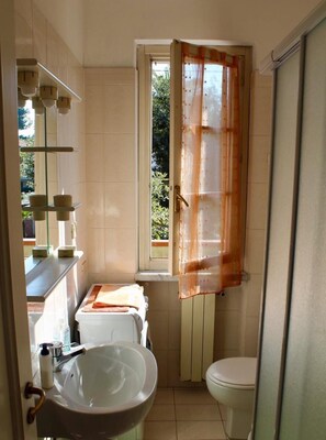 Sèche-cheveux, savon, papier toilette