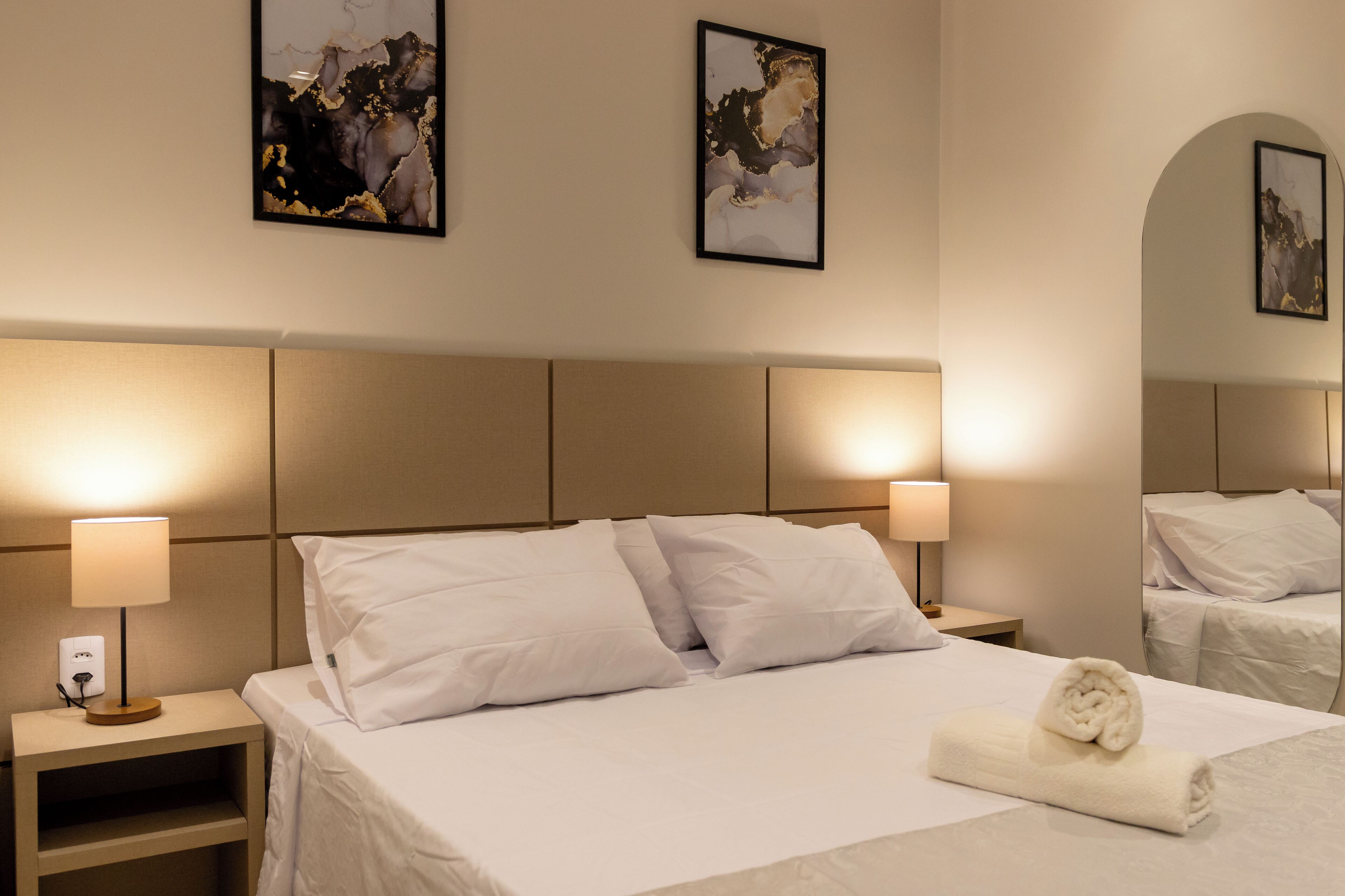 Economy tweepersoonskamer, 1 tweepersoonsbed | Een kluis op de kamer, een bureau, een laptopwerkplek