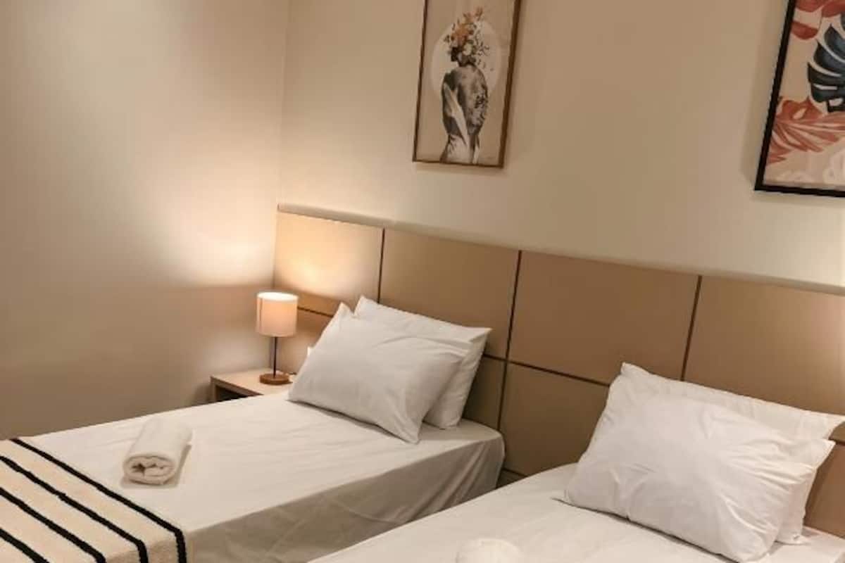 Economy Room | In-room safe, desk, laptop workspace, blackout drapes