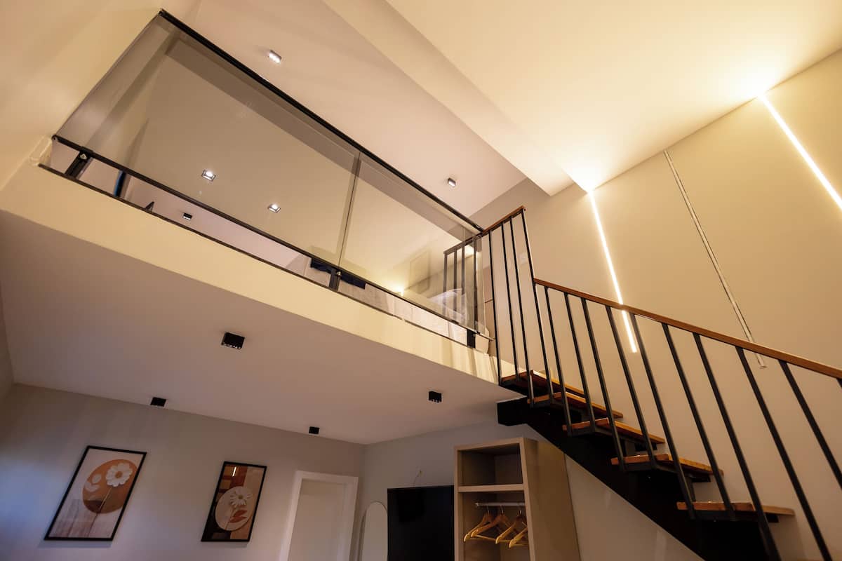 Trippelrum för familj | 1 sovrum, värdeförvaringsskåp på rummet och skrivbord