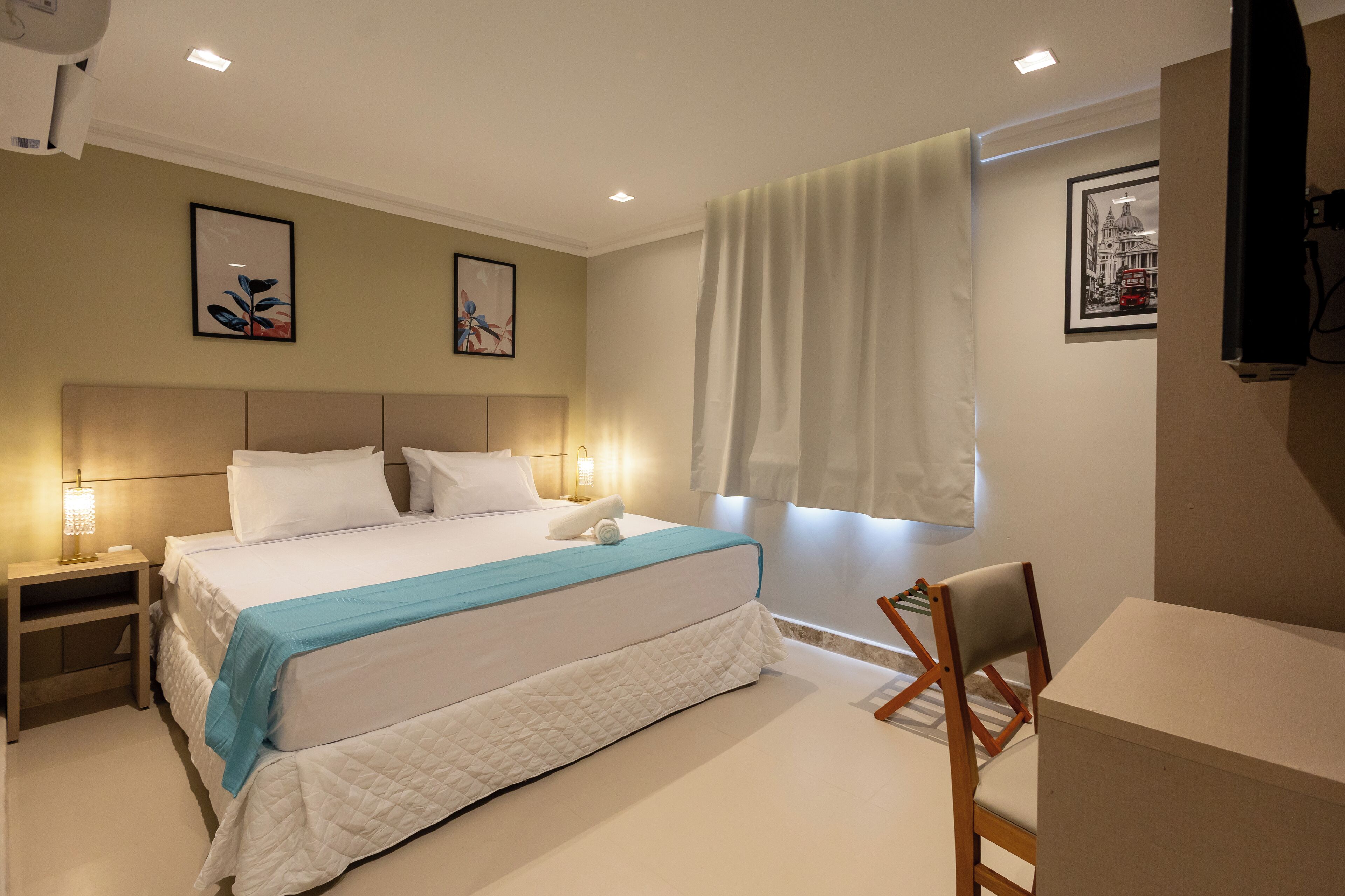 Business tweepersoonskamer, 1 kingsize bed | Een kluis op de kamer, een bureau, een laptopwerkplek