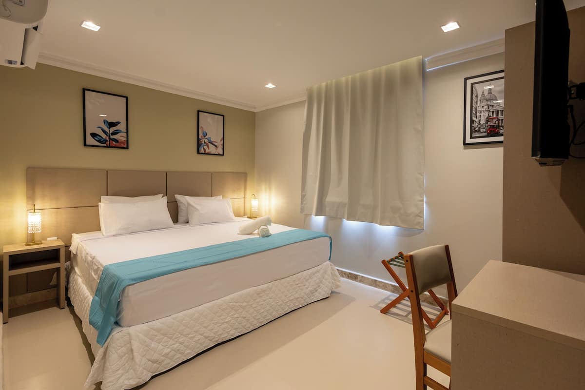 Business dubbelrum - 1 kingsize-säng | 1 sovrum, värdeförvaringsskåp på rummet och skrivbord