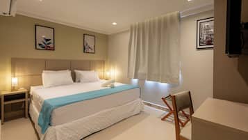 Quarto casal empresarial, 1 cama King | Cofres nos quartos, escrivaninha, espaço de trabalho para notebook