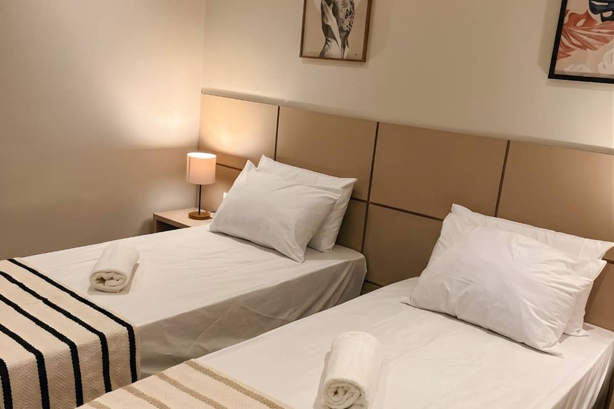 Caja de seguridad en la habitación y escritorio