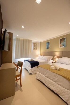 Kamar Quadruple, 2 Tempat Tidur Double | Brankas, meja kerja, ruang kerja ramah laptop, dan tirai kedap cahaya