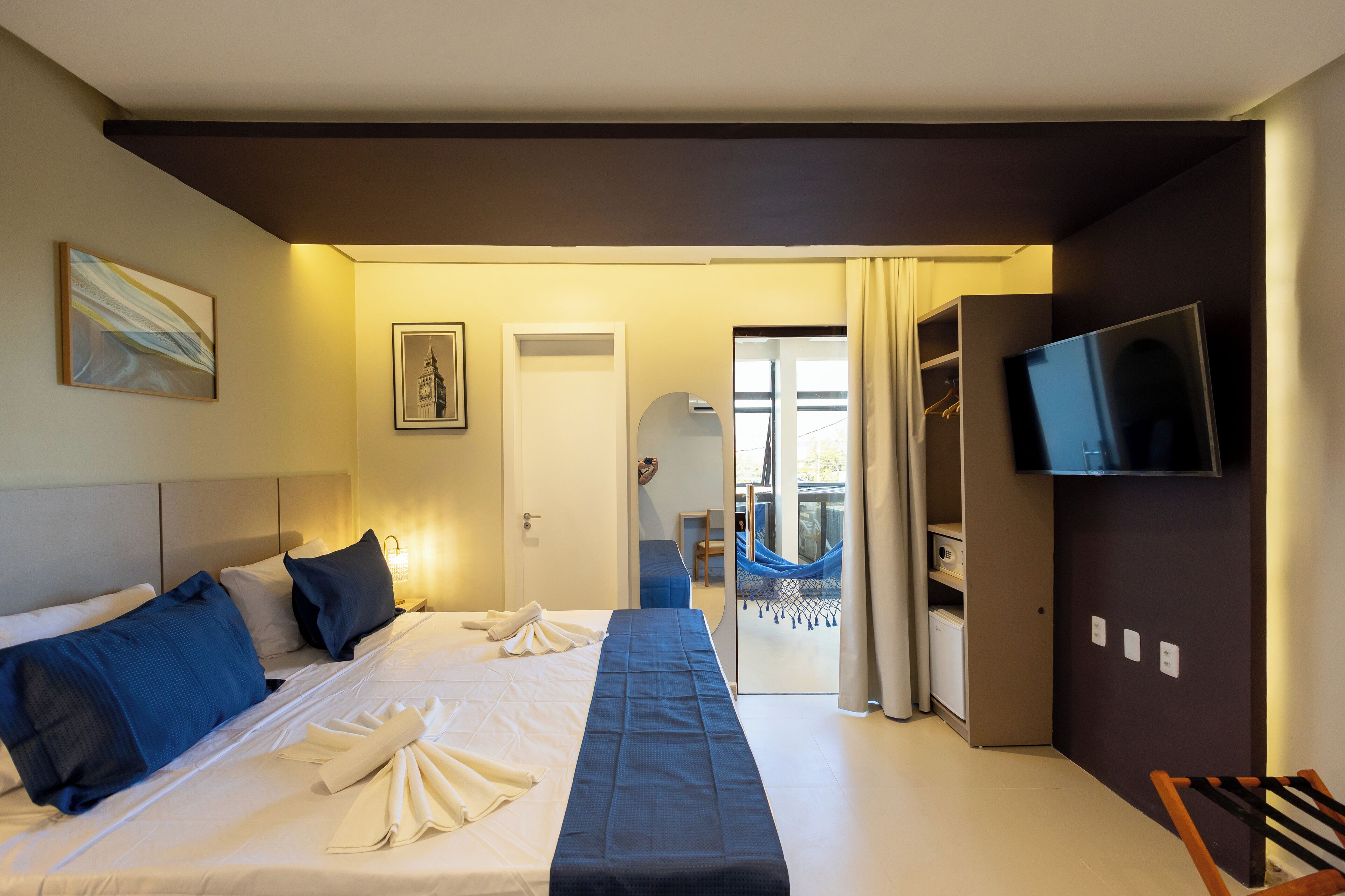 Superior tweepersoonskamer, 1 kingsize bed | Een kluis op de kamer, een bureau, een laptopwerkplek