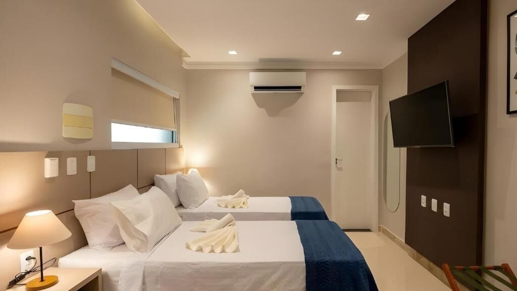 Zimmersafe, Schreibtisch, laptopgeeigneter Arbeitsplatz