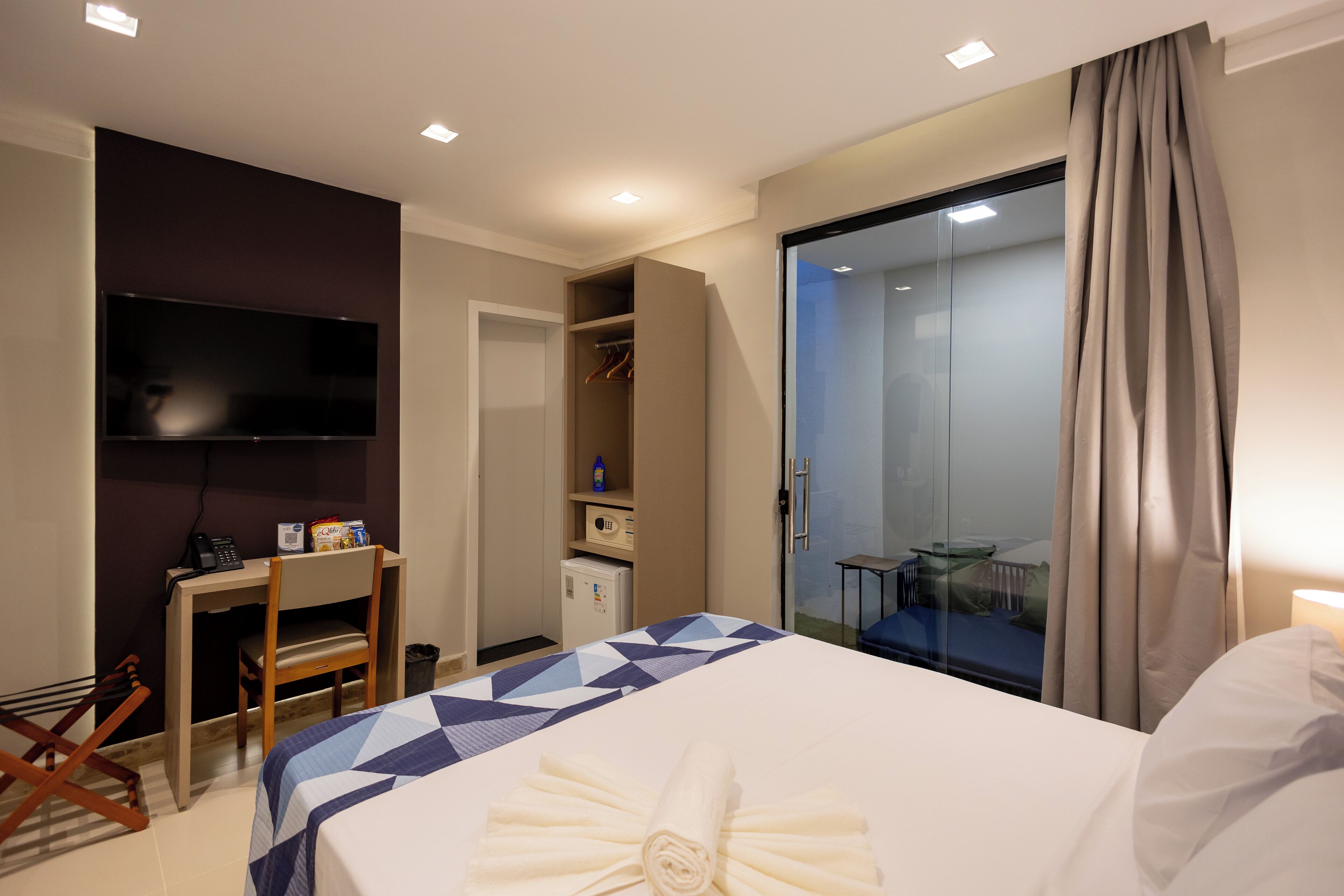 Comfort tweepersoonskamer | Een kluis op de kamer, een bureau, een laptopwerkplek