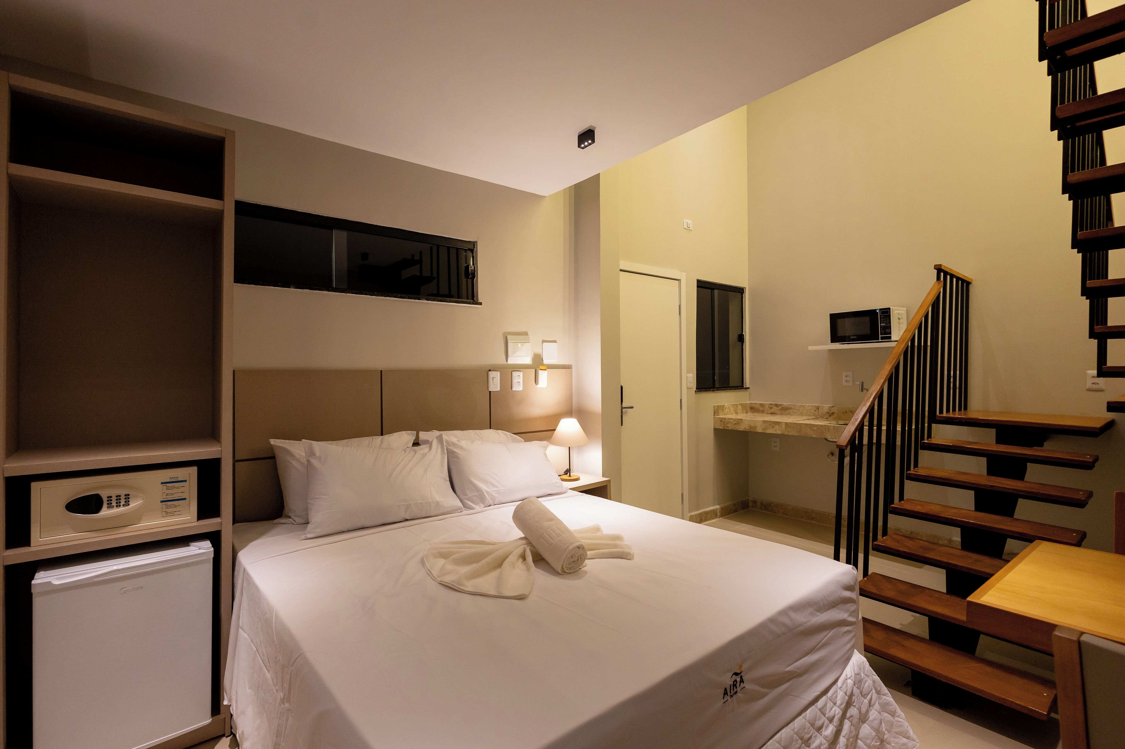 Familie appartement | Een kluis op de kamer, een bureau, een laptopwerkplek