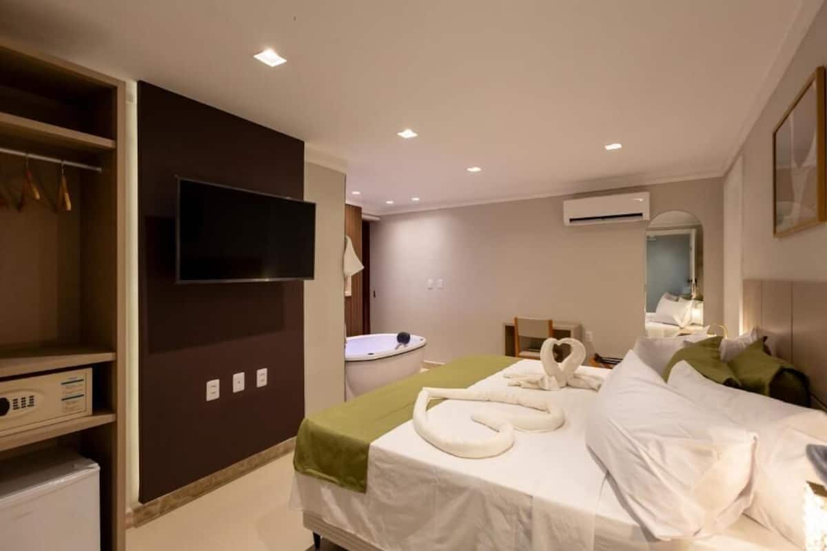 Deluxe dubbelrum | 1 sovrum, värdeförvaringsskåp på rummet och skrivbord