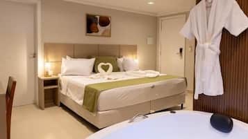 Dobbeltrom – deluxe | Safe på rommet, skrivebord og skrivebord for bærbar PC