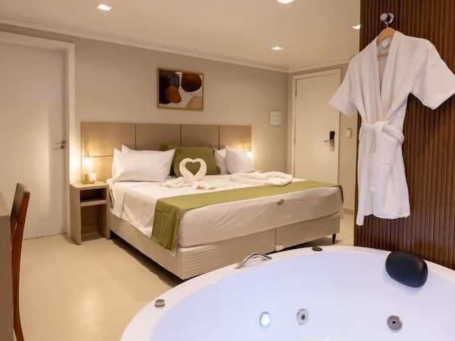 Deluxe tweepersoonskamer | Een kluis op de kamer, een bureau, een laptopwerkplek