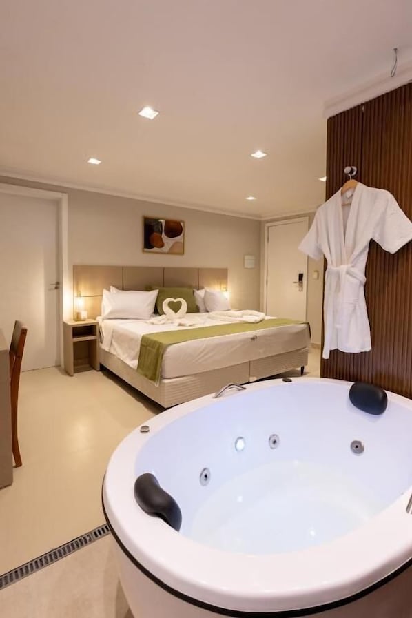 Deluxe Double Room | In-room safe, desk, laptop workspace, blackout drapes - Aira Hotel (Sobral)