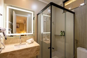 Fyrbäddsrum - 2 dubbelsängar | Badrum | Hårtork, handdukar, tvål och schampo