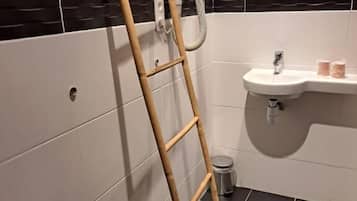 Kahden hengen standard-huone | Kylpyhuone | Hiustenkuivaaja, pyyhkeet, vessapaperi