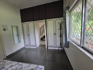 2 عدّة غرف نوم ومكواة/لوح كي وواي فاي وملاءات أسرّة