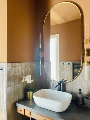 Douche, sèche-cheveux, bidet, serviettes fournies