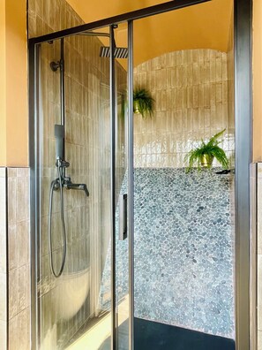 Dusche, Haartrockner, Bidet, Handtücher