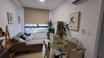 Una televisión, un futbolín, una mesa de tenis de mesa